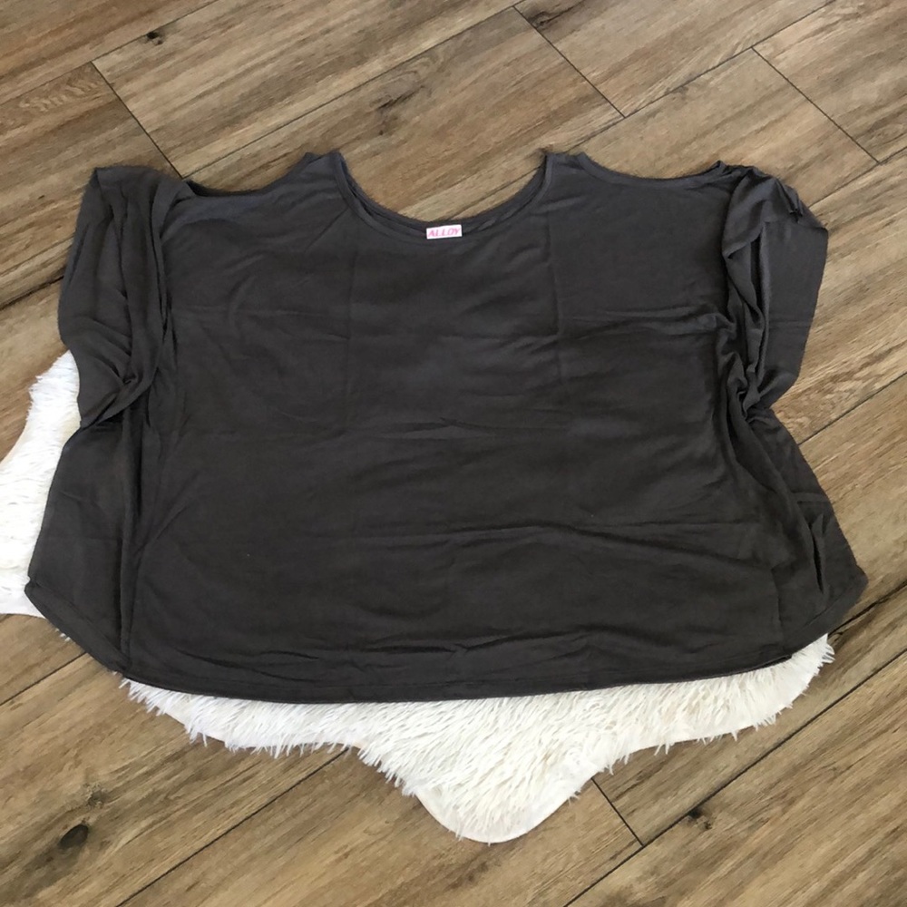 NIB Alloy Womens Batwing Cold Shoulder Top